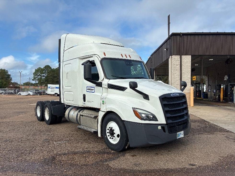 Sleeper Tractor-Heavy Duty Tractors-Freightliner-2021-T12664ST-Jackson-MS-563,855\n\t\tmiles-$ 66,750 - Image 1