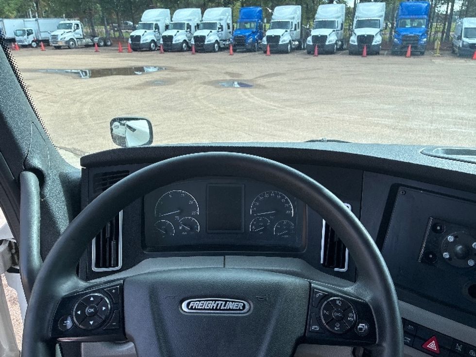 Sleeper Tractor-Heavy Duty Tractors-Freightliner-2021-T12664ST-Jackson-MS-563,855\n\t\tmiles-$ 66,750 - Image 11