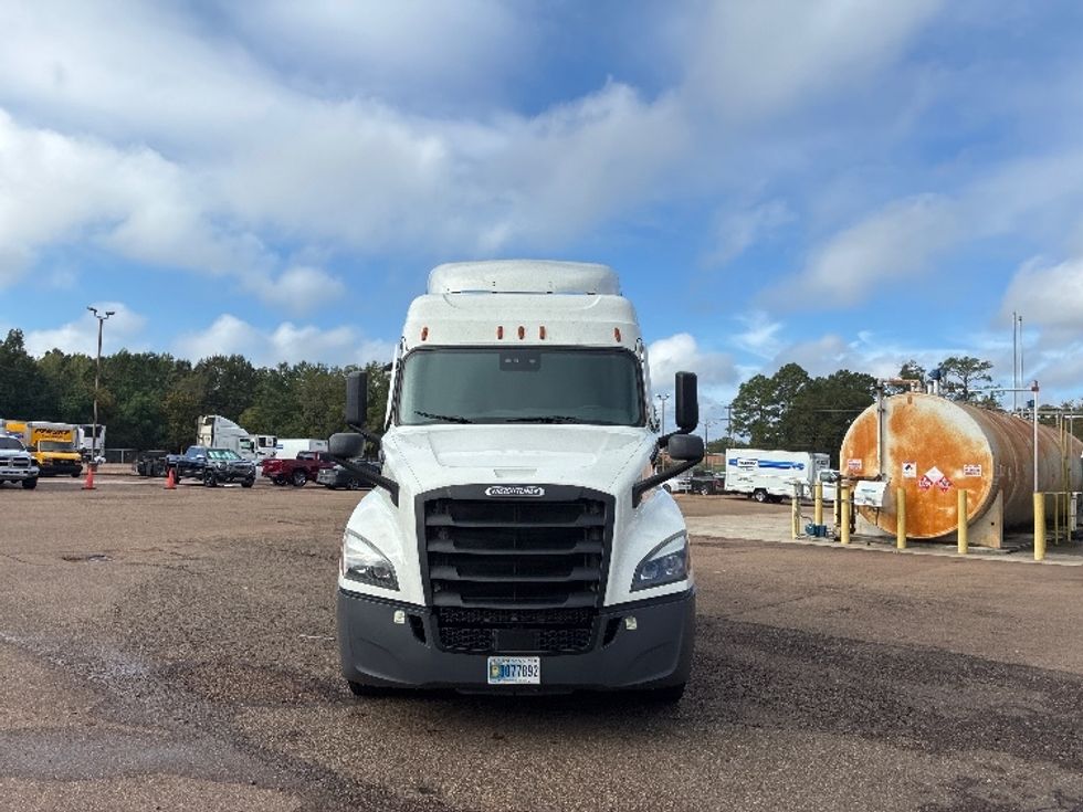 Sleeper Tractor-Heavy Duty Tractors-Freightliner-2021-T12664ST-Jackson-MS-563,855\n\t\tmiles-$ 66,750 - Image 2