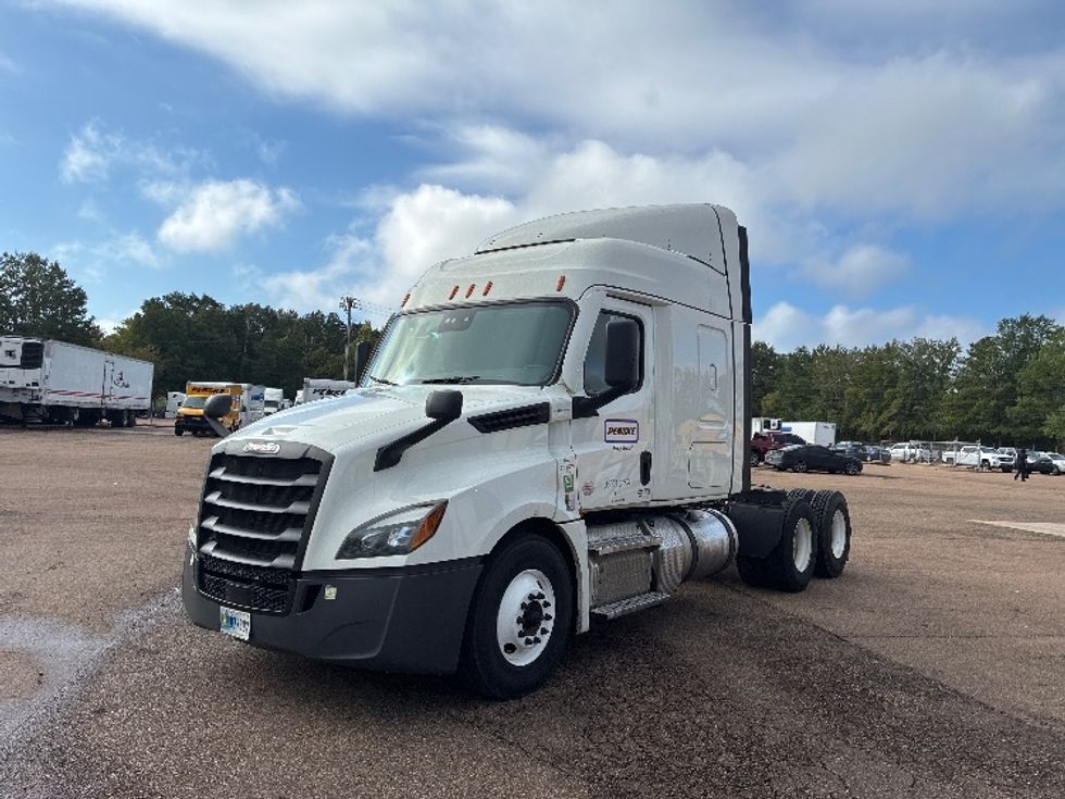 Sleeper Tractor-Heavy Duty Tractors-Freightliner-2021-T12664ST-Jackson-MS-563,855\n\t\tmiles-$ 66,750 - Image 3
