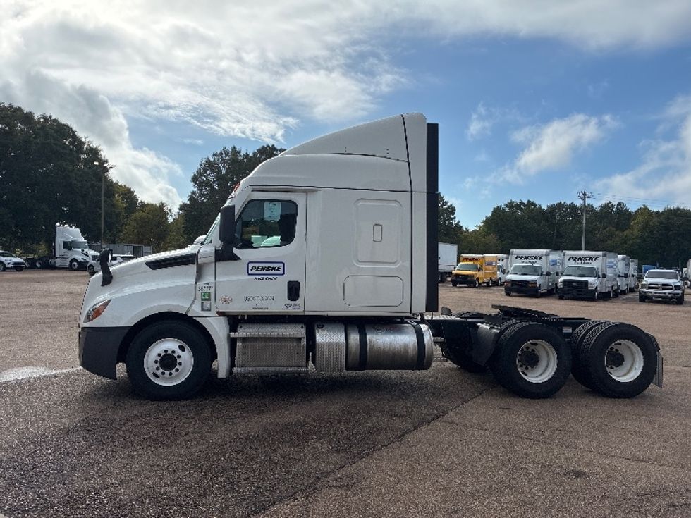 Sleeper Tractor-Heavy Duty Tractors-Freightliner-2021-T12664ST-Jackson-MS-563,855\n\t\tmiles-$ 66,750 - Image 4