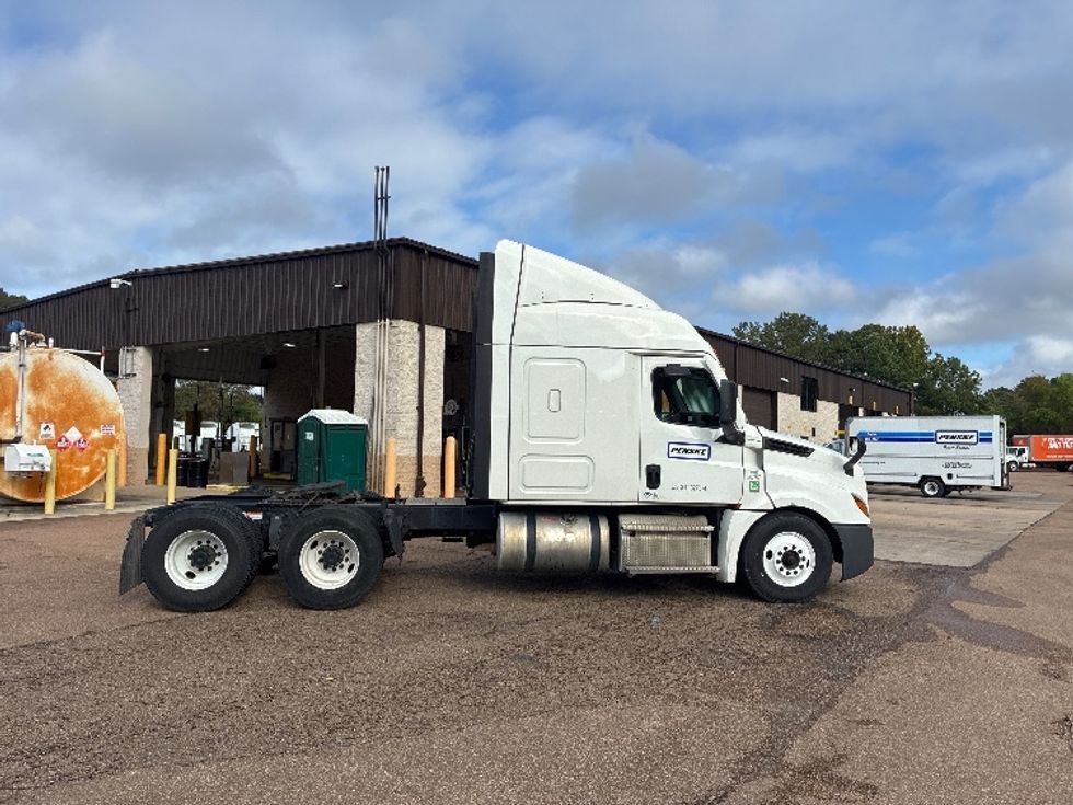 Sleeper Tractor-Heavy Duty Tractors-Freightliner-2021-T12664ST-Jackson-MS-563,855\n\t\tmiles-$ 66,750 - Image 8
