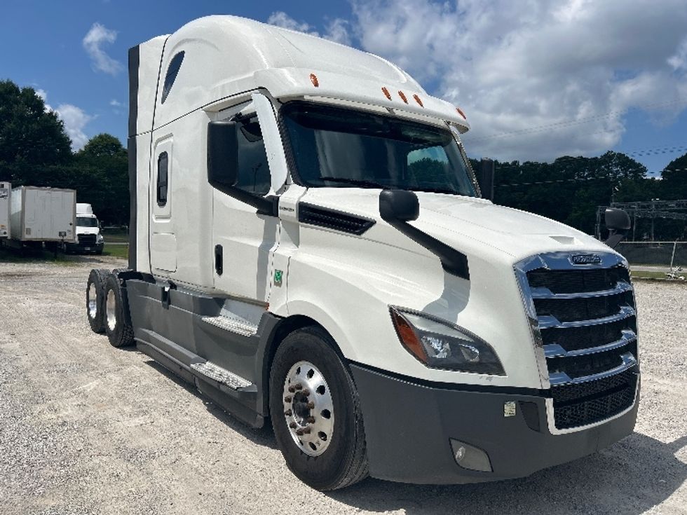 Sleeper Tractor-Heavy Duty Tractors-Freightliner-2021-T12664ST-Jackson-TN-588,744\n\t\tmiles-$ 57,500 - Image 1