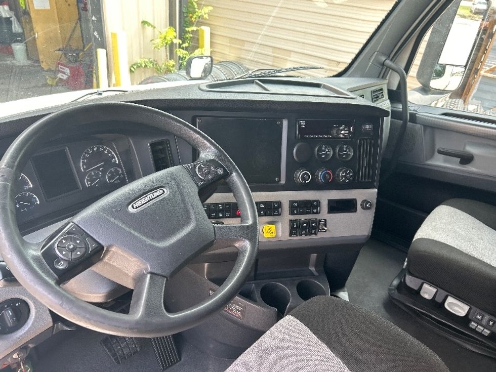 Sleeper Tractor-Heavy Duty Tractors-Freightliner-2021-T12664ST-Jackson-TN-588,744\n\t\tmiles-$ 57,500 - Image 10