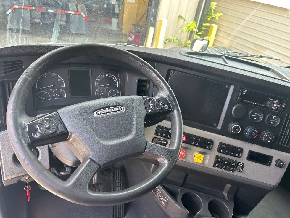 Sleeper Tractor-Heavy Duty Tractors-Freightliner-2021-T12664ST-Jackson-TN-588,744\n\t\tmiles-$ 57,500 - Image 11