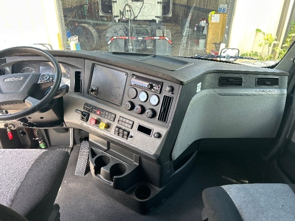 Sleeper Tractor-Heavy Duty Tractors-Freightliner-2021-T12664ST-Jackson-TN-588,744\n\t\tmiles-$ 57,500 - Image 12