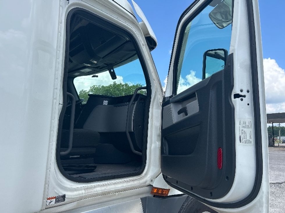 Sleeper Tractor-Heavy Duty Tractors-Freightliner-2021-T12664ST-Jackson-TN-588,744\n\t\tmiles-$ 57,500 - Image 13