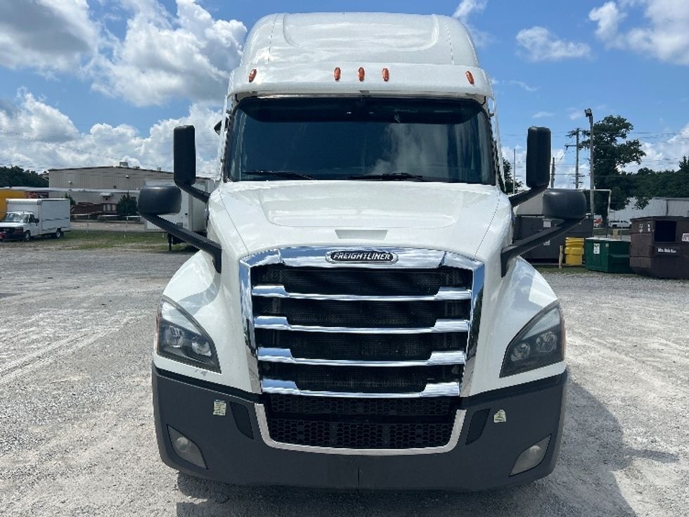 Sleeper Tractor-Heavy Duty Tractors-Freightliner-2021-T12664ST-Jackson-TN-588,744\n\t\tmiles-$ 57,500 - Image 2