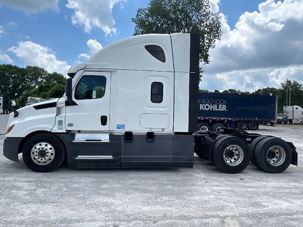Sleeper Tractor-Heavy Duty Tractors-Freightliner-2021-T12664ST-Jackson-TN-588,744\n\t\tmiles-$ 57,500 - Image 4