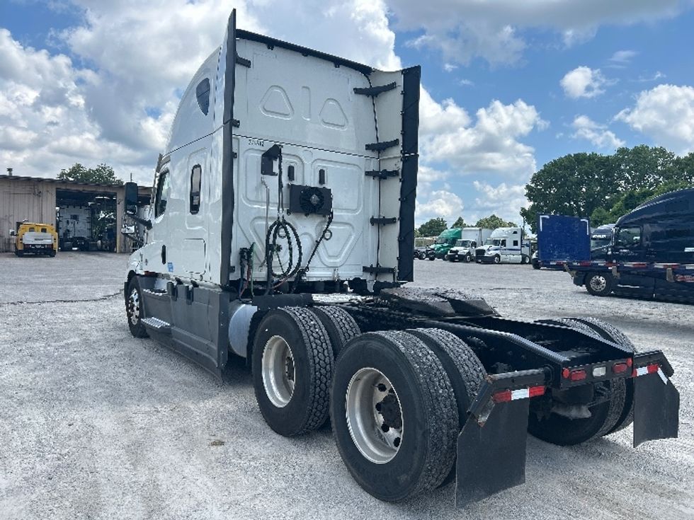 Sleeper Tractor-Heavy Duty Tractors-Freightliner-2021-T12664ST-Jackson-TN-588,744\n\t\tmiles-$ 57,500 - Image 5