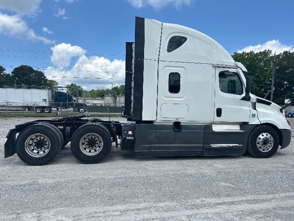 Sleeper Tractor-Heavy Duty Tractors-Freightliner-2021-T12664ST-Jackson-TN-588,744\n\t\tmiles-$ 57,500 - Image 8