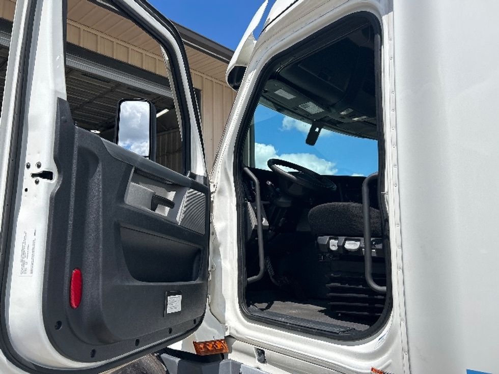 Sleeper Tractor-Heavy Duty Tractors-Freightliner-2021-T12664ST-Jackson-TN-588,744\n\t\tmiles-$ 57,500 - Image 9
