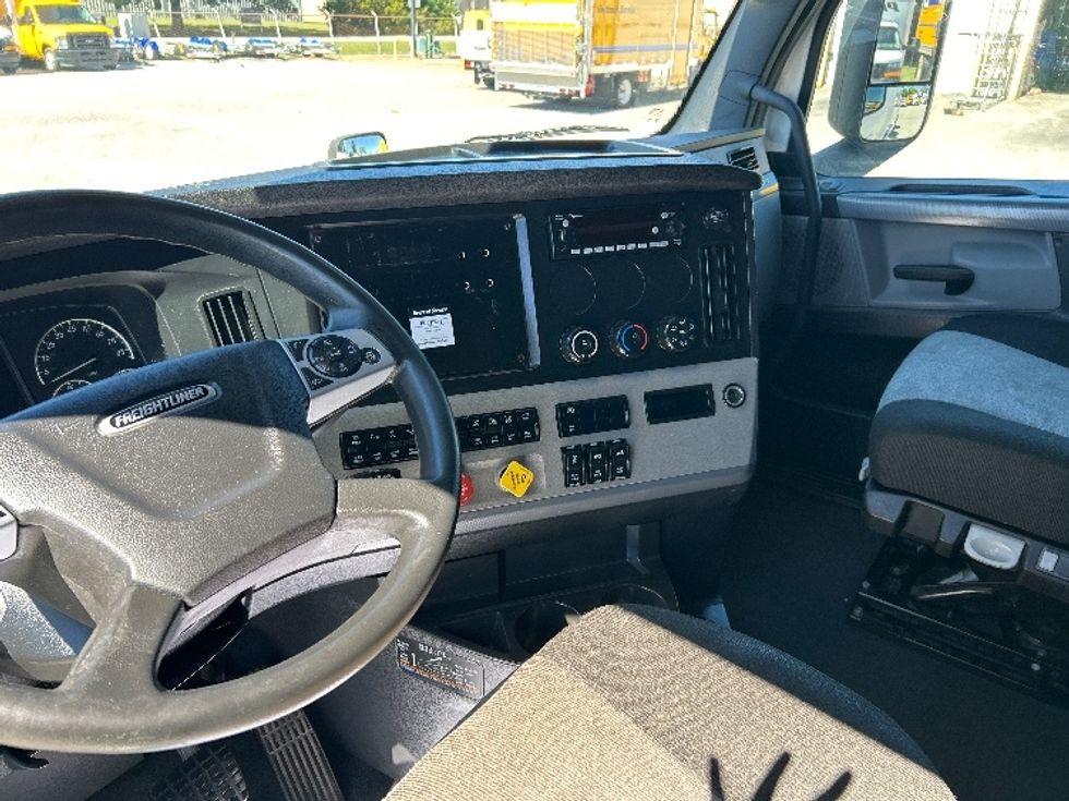 Sleeper Tractor-Heavy Duty Tractors-Freightliner-2021-T12664ST-Jackson-TN-606,726\n\t\tmiles-$ 55,250 - Image 10