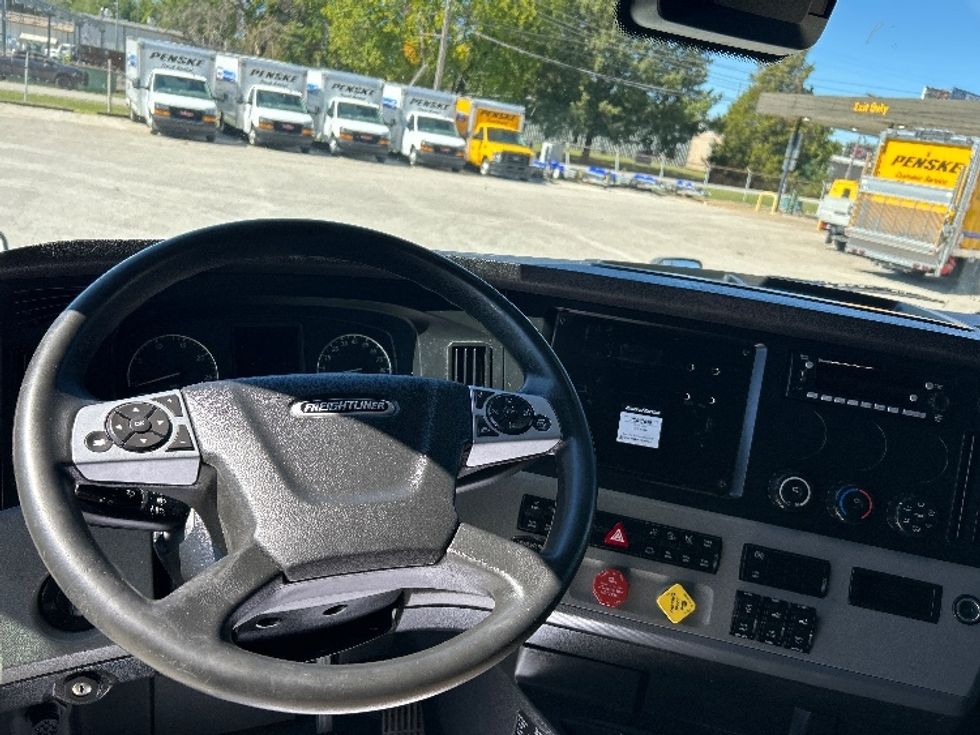 Sleeper Tractor-Heavy Duty Tractors-Freightliner-2021-T12664ST-Jackson-TN-606,726\n\t\tmiles-$ 55,250 - Image 11