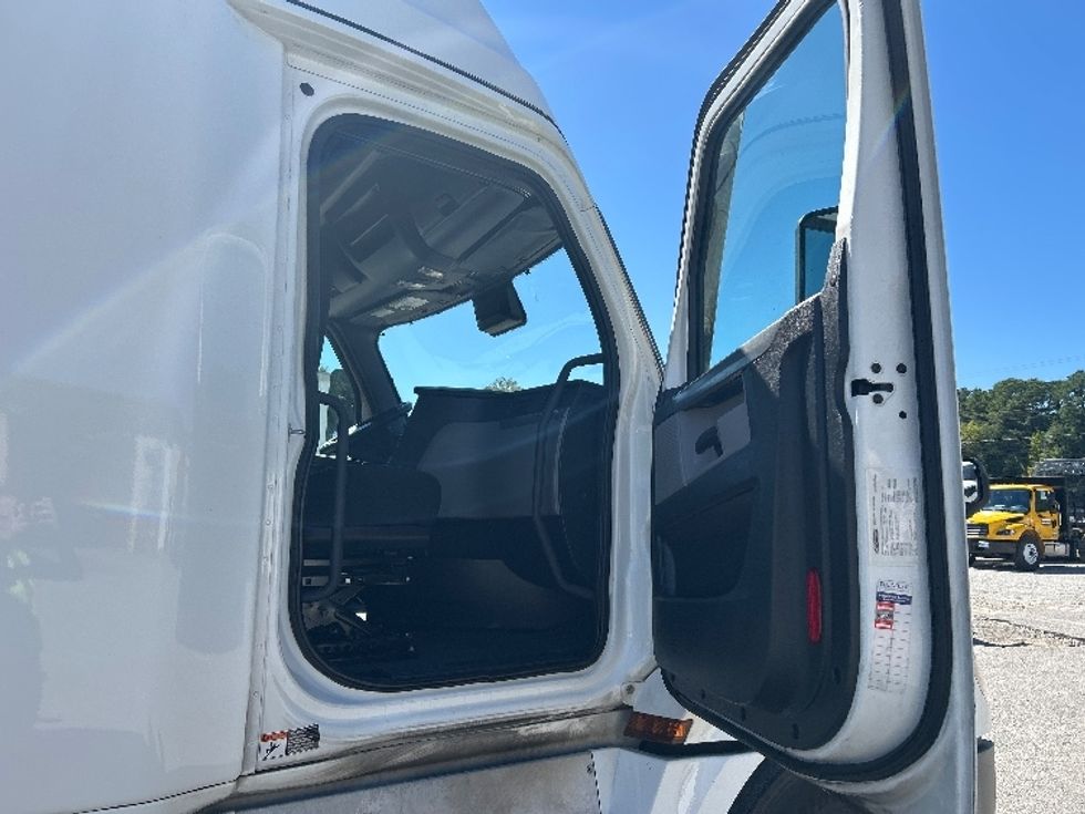 Sleeper Tractor-Heavy Duty Tractors-Freightliner-2021-T12664ST-Jackson-TN-606,726\n\t\tmiles-$ 55,250 - Image 13
