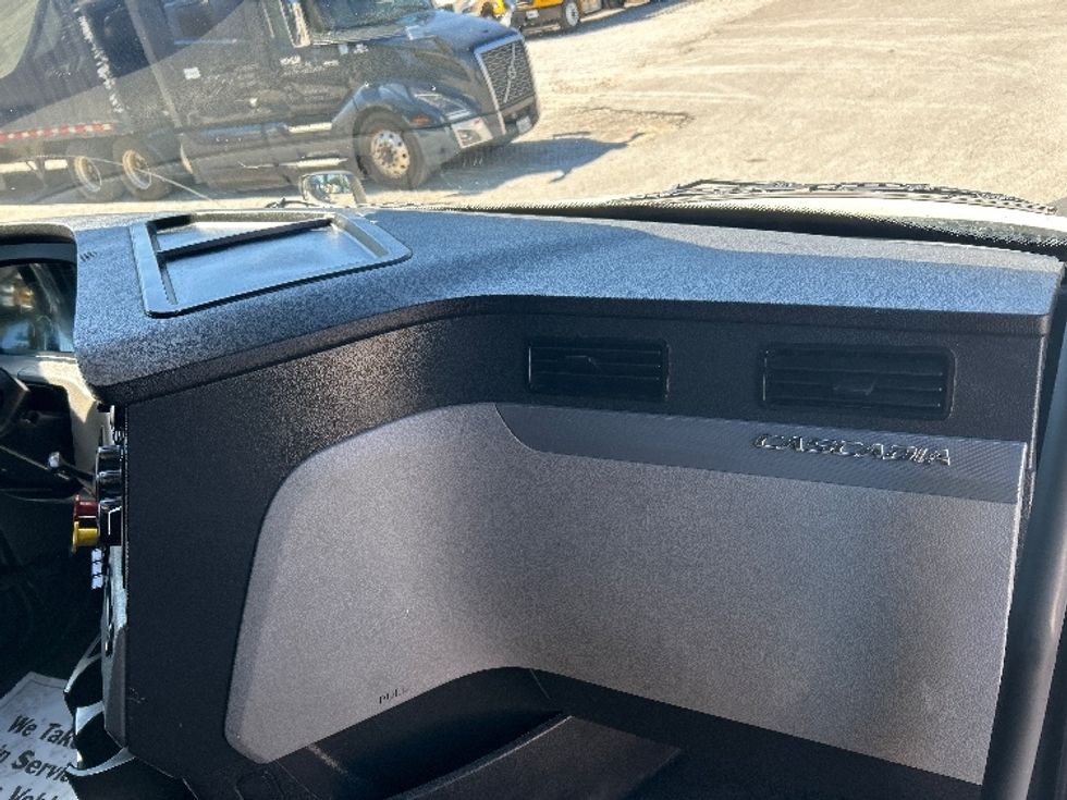 Sleeper Tractor-Heavy Duty Tractors-Freightliner-2021-T12664ST-Jackson-TN-606,726\n\t\tmiles-$ 55,250 - Image 14