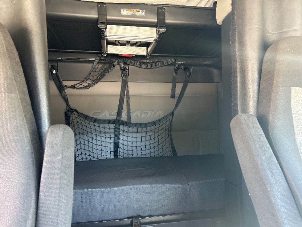 Sleeper Tractor-Heavy Duty Tractors-Freightliner-2021-T12664ST-Jackson-TN-606,726\n\t\tmiles-$ 55,250 - Image 16