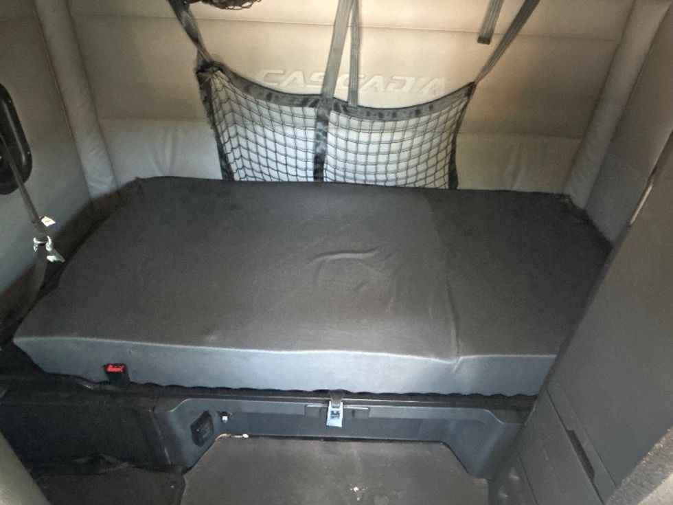 Sleeper Tractor-Heavy Duty Tractors-Freightliner-2021-T12664ST-Jackson-TN-606,726\n\t\tmiles-$ 55,250 - Image 17