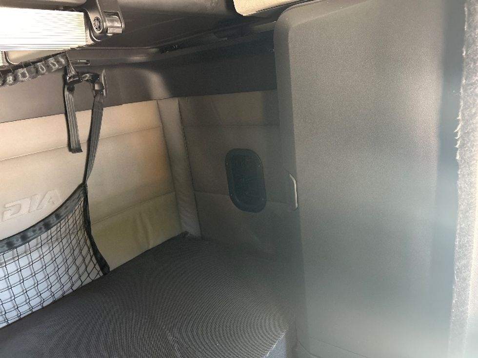 Sleeper Tractor-Heavy Duty Tractors-Freightliner-2021-T12664ST-Jackson-TN-606,726\n\t\tmiles-$ 55,250 - Image 18