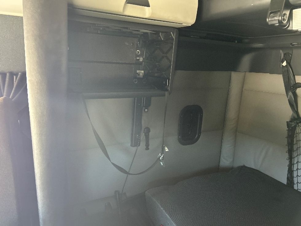 Sleeper Tractor-Heavy Duty Tractors-Freightliner-2021-T12664ST-Jackson-TN-606,726\n\t\tmiles-$ 55,250 - Image 19