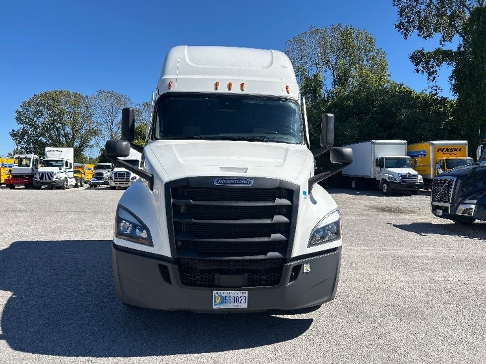 Sleeper Tractor-Heavy Duty Tractors-Freightliner-2021-T12664ST-Jackson-TN-606,726\n\t\tmiles-$ 55,250 - Image 2