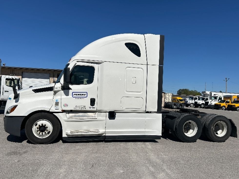 Sleeper Tractor-Heavy Duty Tractors-Freightliner-2021-T12664ST-Jackson-TN-606,726\n\t\tmiles-$ 55,250 - Image 4