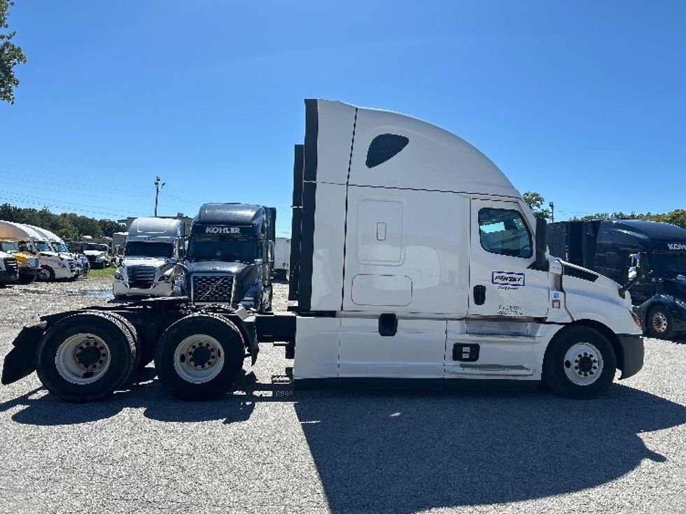 Sleeper Tractor-Heavy Duty Tractors-Freightliner-2021-T12664ST-Jackson-TN-606,726\n\t\tmiles-$ 55,250 - Image 8
