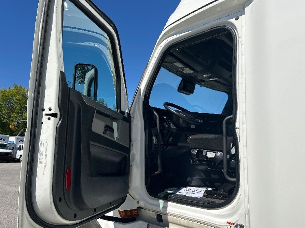 Sleeper Tractor-Heavy Duty Tractors-Freightliner-2021-T12664ST-Jackson-TN-606,726\n\t\tmiles-$ 55,250 - Image 9