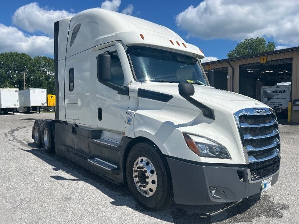 Sleeper Tractor-Heavy Duty Tractors-Freightliner-2021-T12664ST-Jackson-TN-613,712\n\t\tmiles-$ 56,500 - Image 1
