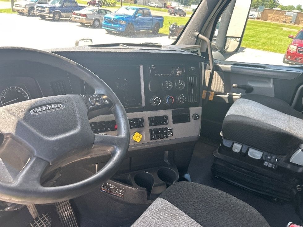 Sleeper Tractor-Heavy Duty Tractors-Freightliner-2021-T12664ST-Jackson-TN-613,712\n\t\tmiles-$ 56,500 - Image 10