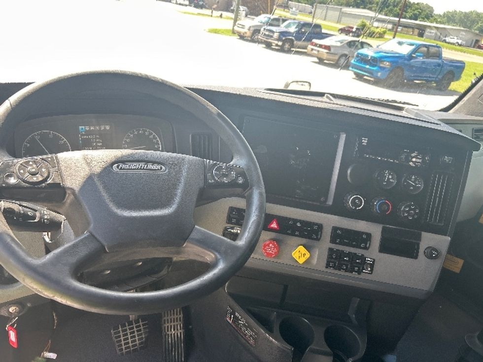 Sleeper Tractor-Heavy Duty Tractors-Freightliner-2021-T12664ST-Jackson-TN-613,712\n\t\tmiles-$ 56,500 - Image 11
