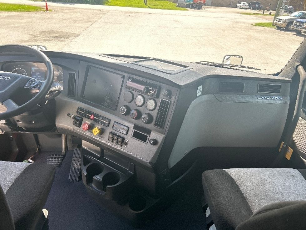 Sleeper Tractor-Heavy Duty Tractors-Freightliner-2021-T12664ST-Jackson-TN-613,712\n\t\tmiles-$ 56,500 - Image 12