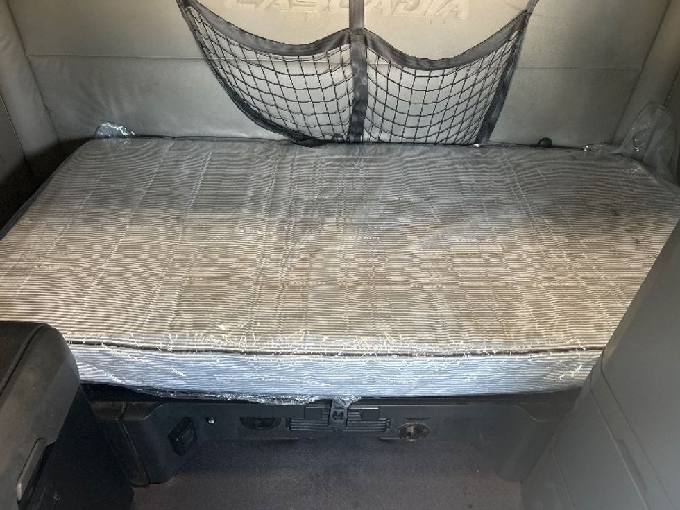 Sleeper Tractor-Heavy Duty Tractors-Freightliner-2021-T12664ST-Jackson-TN-613,712\n\t\tmiles-$ 56,500 - Image 17