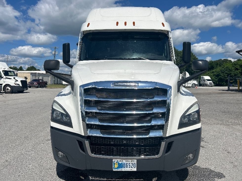 Sleeper Tractor-Heavy Duty Tractors-Freightliner-2021-T12664ST-Jackson-TN-613,712\n\t\tmiles-$ 56,500 - Image 2