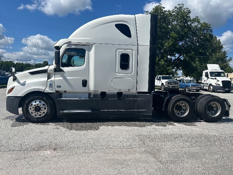 Sleeper Tractor-Heavy Duty Tractors-Freightliner-2021-T12664ST-Jackson-TN-613,712\n\t\tmiles-$ 56,500 - Image 4