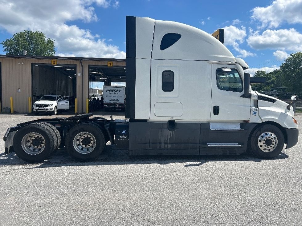 Sleeper Tractor-Heavy Duty Tractors-Freightliner-2021-T12664ST-Jackson-TN-613,712\n\t\tmiles-$ 56,500 - Image 8