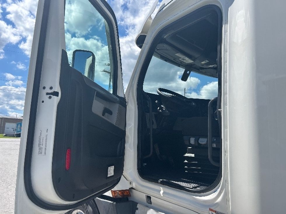 Sleeper Tractor-Heavy Duty Tractors-Freightliner-2021-T12664ST-Jackson-TN-613,712\n\t\tmiles-$ 56,500 - Image 9