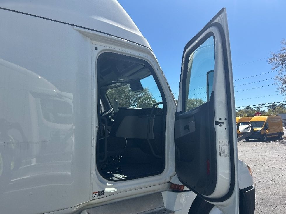 Sleeper Tractor-Heavy Duty Tractors-Freightliner-2021-T12664ST-Jacksonville-FL-503,636\n\t\tmiles-$ 65,000 - Image 13