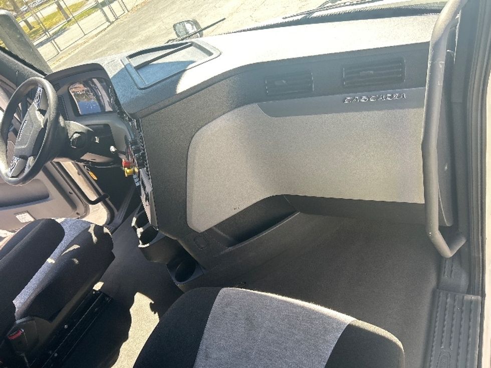 Sleeper Tractor-Heavy Duty Tractors-Freightliner-2021-T12664ST-Jacksonville-FL-503,636\n\t\tmiles-$ 65,000 - Image 14