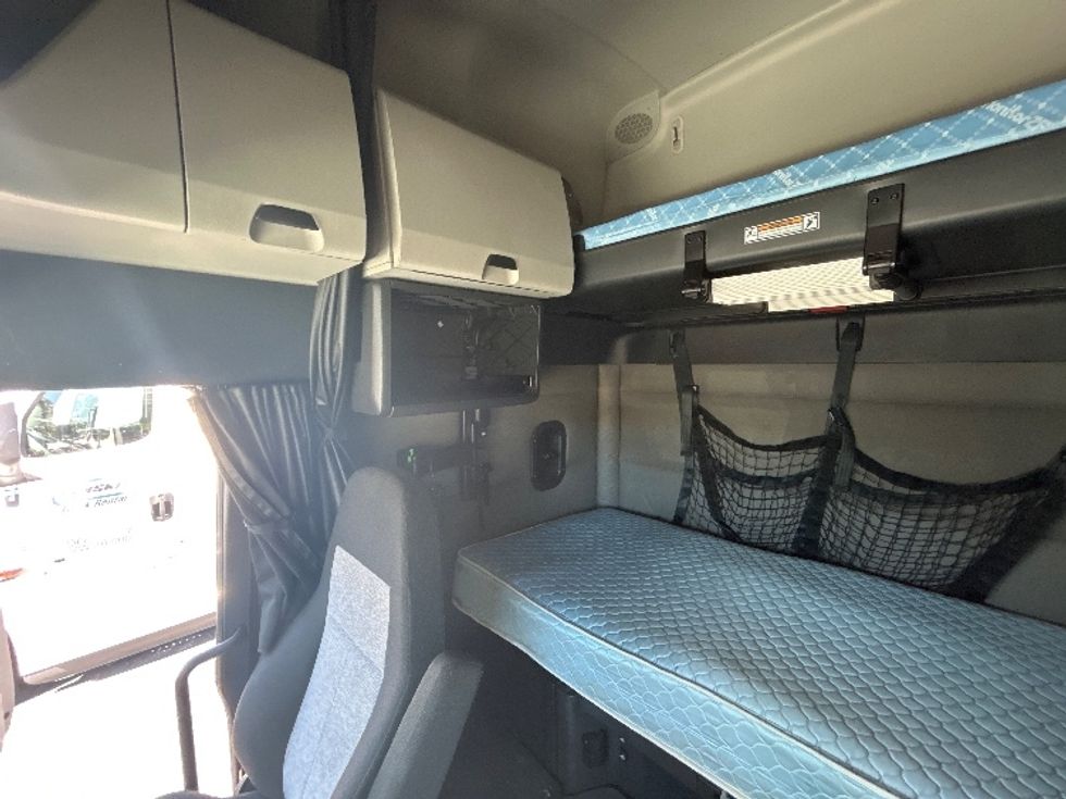 Sleeper Tractor-Heavy Duty Tractors-Freightliner-2021-T12664ST-Jacksonville-FL-503,636\n\t\tmiles-$ 65,000 - Image 19