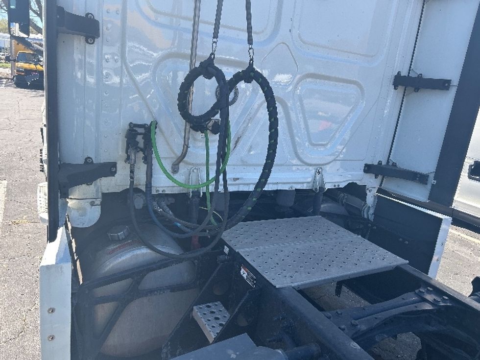 Sleeper Tractor-Heavy Duty Tractors-Freightliner-2021-T12664ST-Jacksonville-FL-503,636\n\t\tmiles-$ 65,000 - Image 24