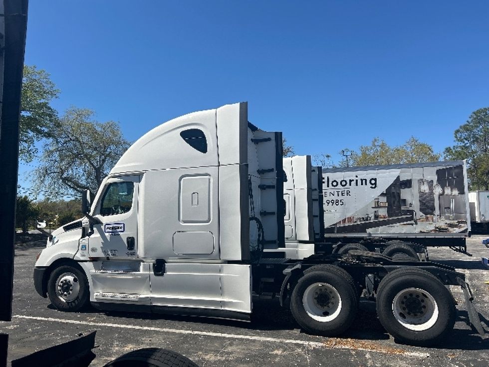 Sleeper Tractor-Heavy Duty Tractors-Freightliner-2021-T12664ST-Jacksonville-FL-503,636\n\t\tmiles-$ 65,000 - Image 4