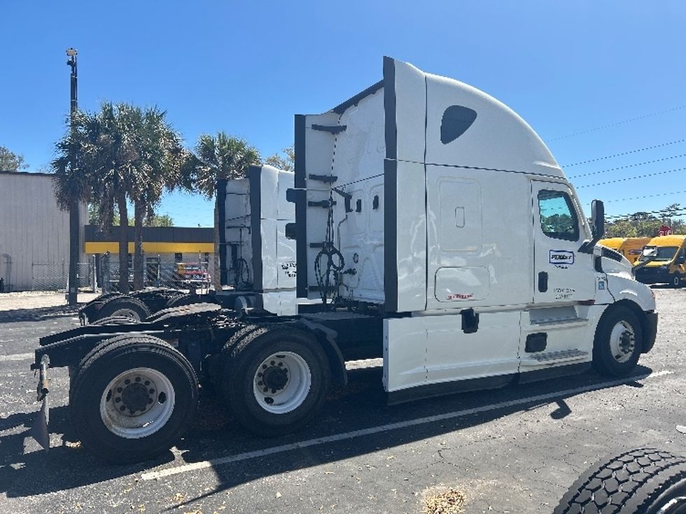 Sleeper Tractor-Heavy Duty Tractors-Freightliner-2021-T12664ST-Jacksonville-FL-503,636\n\t\tmiles-$ 65,000 - Image 8