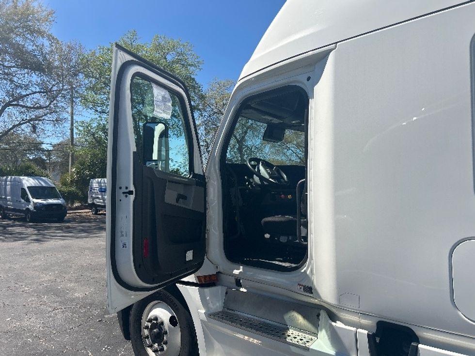 Sleeper Tractor-Heavy Duty Tractors-Freightliner-2021-T12664ST-Jacksonville-FL-503,636\n\t\tmiles-$ 65,000 - Image 9