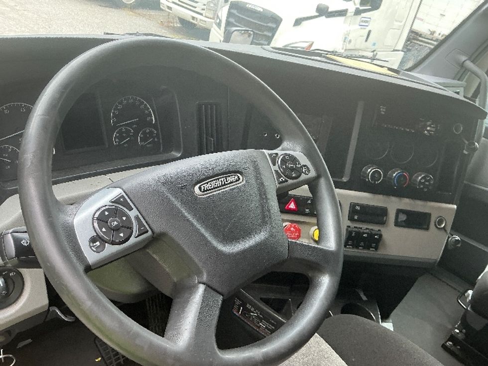 Sleeper Tractor-Heavy Duty Tractors-Freightliner-2021-T12664ST-Jacksonville-FL-519,460\n\t\tmiles-$ 60,250 - Image 10