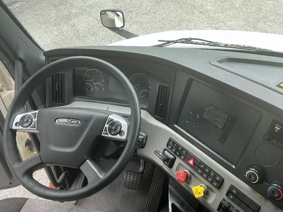 Sleeper Tractor-Heavy Duty Tractors-Freightliner-2021-T12664ST-Jacksonville-FL-519,460\n\t\tmiles-$ 60,250 - Image 11