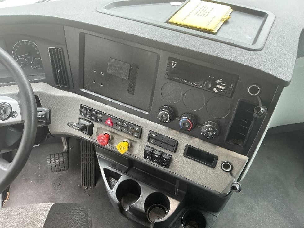 Sleeper Tractor-Heavy Duty Tractors-Freightliner-2021-T12664ST-Jacksonville-FL-519,460\n\t\tmiles-$ 60,250 - Image 12