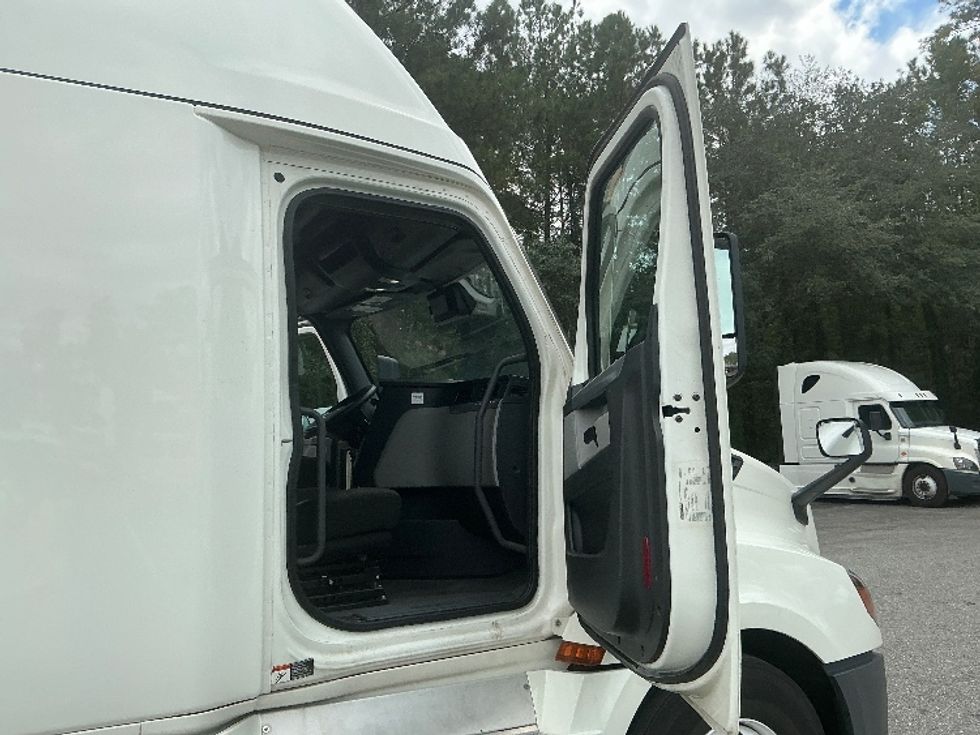 Sleeper Tractor-Heavy Duty Tractors-Freightliner-2021-T12664ST-Jacksonville-FL-519,460\n\t\tmiles-$ 60,250 - Image 13