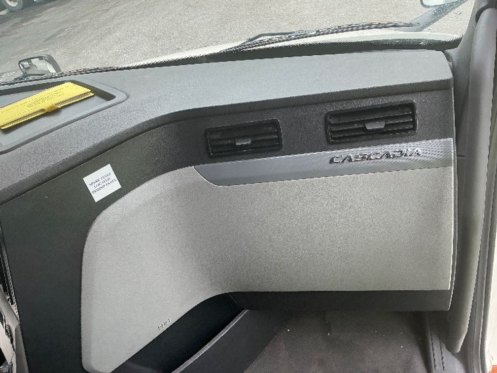 Sleeper Tractor-Heavy Duty Tractors-Freightliner-2021-T12664ST-Jacksonville-FL-519,460\n\t\tmiles-$ 60,250 - Image 14