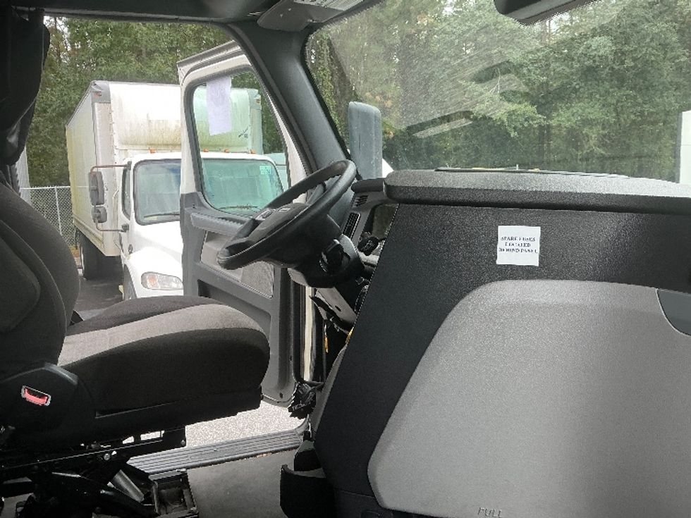Sleeper Tractor-Heavy Duty Tractors-Freightliner-2021-T12664ST-Jacksonville-FL-519,460\n\t\tmiles-$ 60,250 - Image 15